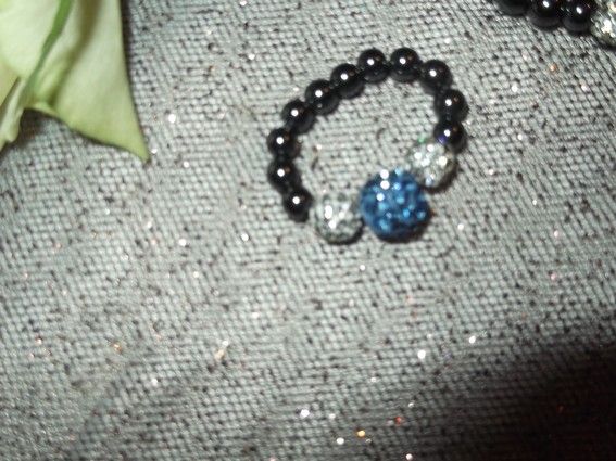Bague 3 boules 2 blanches une bleue électrique
