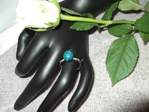 Bague boule turquoise et petits strass blancs