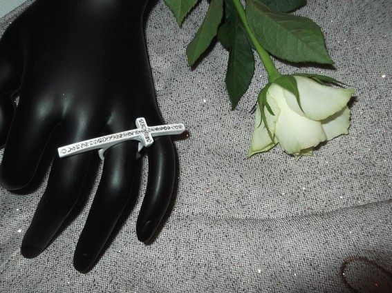 Bague croix strass blancs
