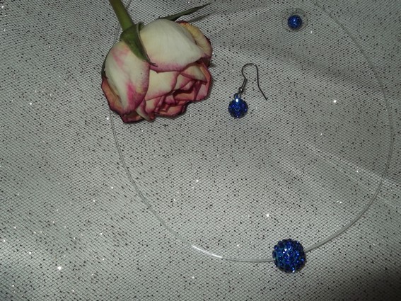 Collier boule bleu électrique
