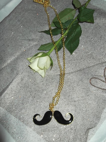 Collier moustache