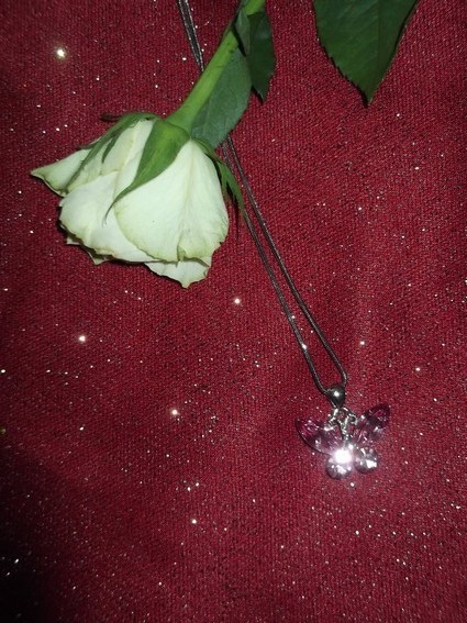 Collier papillon rose