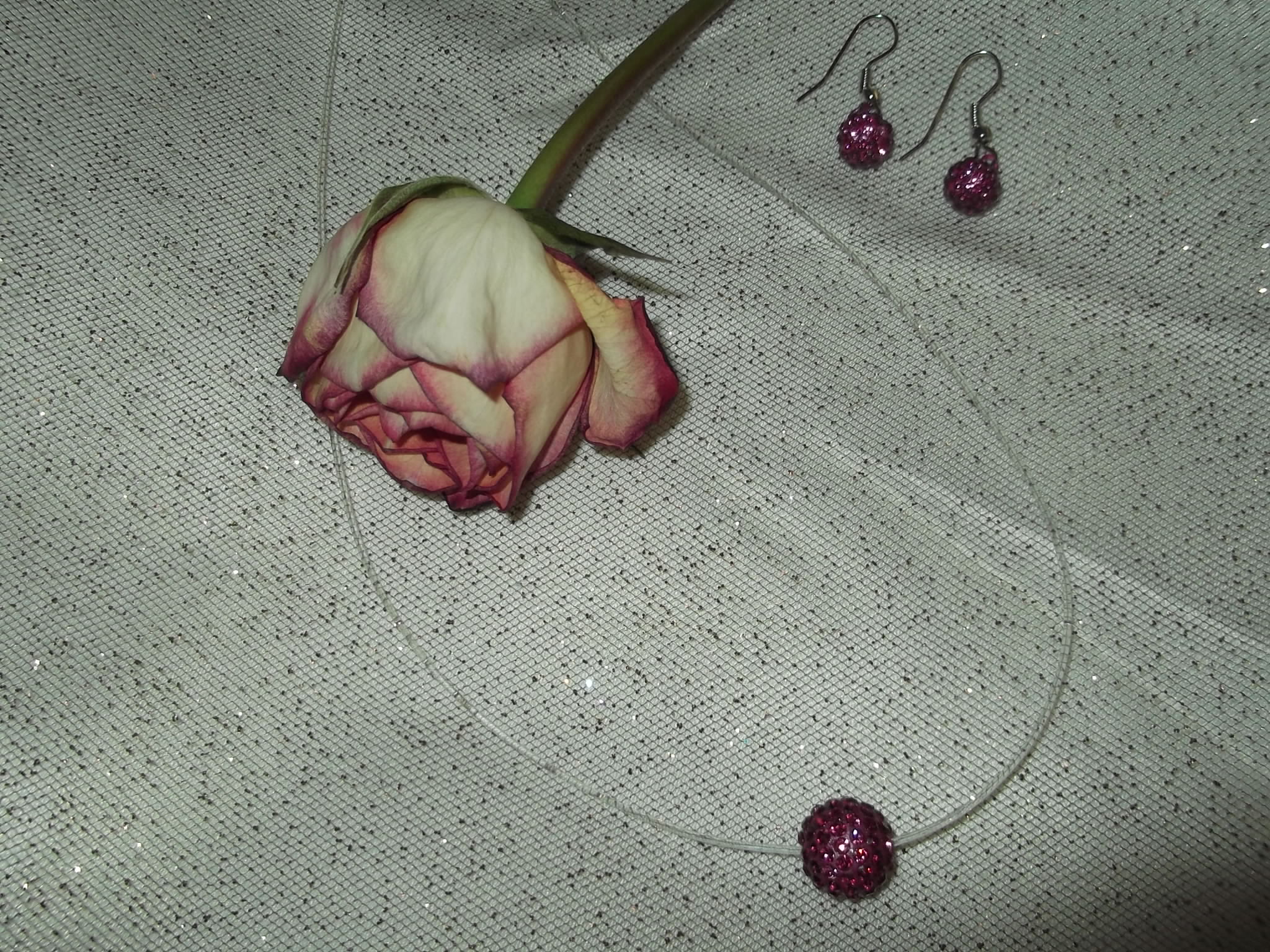 Collier boule fushia
