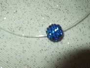 Collier boule bleu électrique