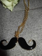 Collier moustache